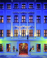 Hotel Außenansicht nachts