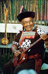 Die Urbevölkerung setzt sich aus der Abstammung mongolischer  Volksgruppen zusammen.