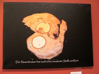 Der Nasenkratzer hat noch eine unrasierte Stelle am Kinn