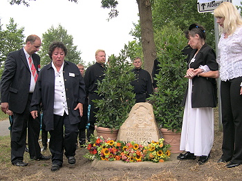 Unvergessen: Freunde und Verwandte gedenken der Sängerin (Michael  Rasig, die Cousinen Marleen Zaus und Renate Scholten, die  Schwiegertochter Elena Nefedova, v. l. n. r.; im Hintergrund:  Ural-Kosaken-Chor)