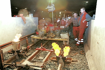 Thermitschweißen der U-Bahn-Schienen (alles Handarbeit):