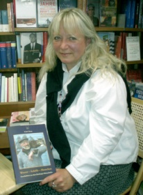 Uschi Tisson stellte ihr Buch in Leichers Buchhandlung in Hamburg  Harburg vor.