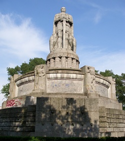 Hamburg-Bismarck-Denkmal-frontal